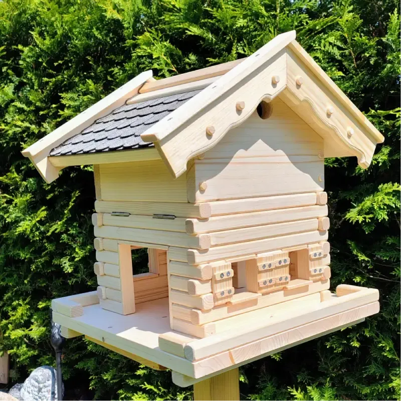 vogelhaus-nistkastenclara-für-meisen-mit-grauen -bitumenschindeln-von-rechts vogelhaus-nistkastenclara-für-meisen-mit-grauen -bitumenschindeln-von-rechts